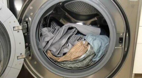 7kg洗衣机能洗被子吗，能（被子重量在7kg以内）