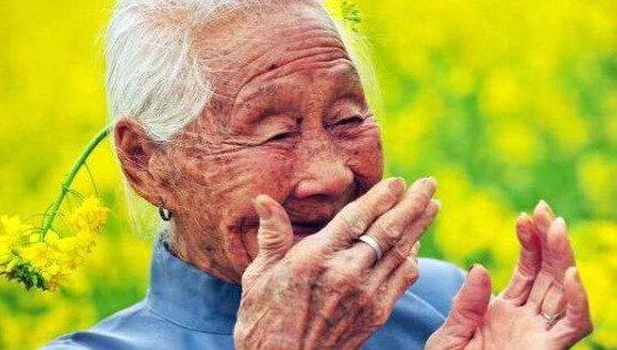 老人身上为什么有味道，人衰老会分泌2-壬烯醛（气味难闻）