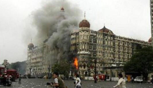 电影孟买酒店事件真实回顾，遭＂恐怖分子＂长达60小时的屠杀