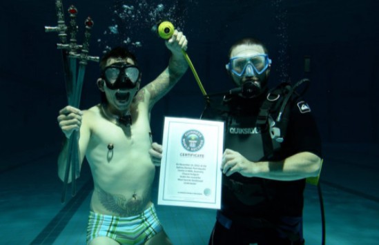 人类水下憋气世界纪录:22分22秒(堪称不需氧气的男人)