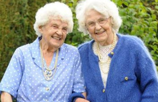 106岁世界上最老双胞胎 经历人类登月球和二战